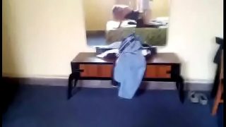 Cette travesti mature se fait durement exploser son trou du cul dans cette chambre d’hôtel
