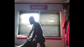Son cul bien rond fait le bonheur de ce gars qui ne pense qu’à lui mettre son phallus bien au fond d’elle